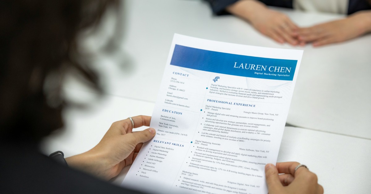 Hur skriver man ett CV? Tips och exempel